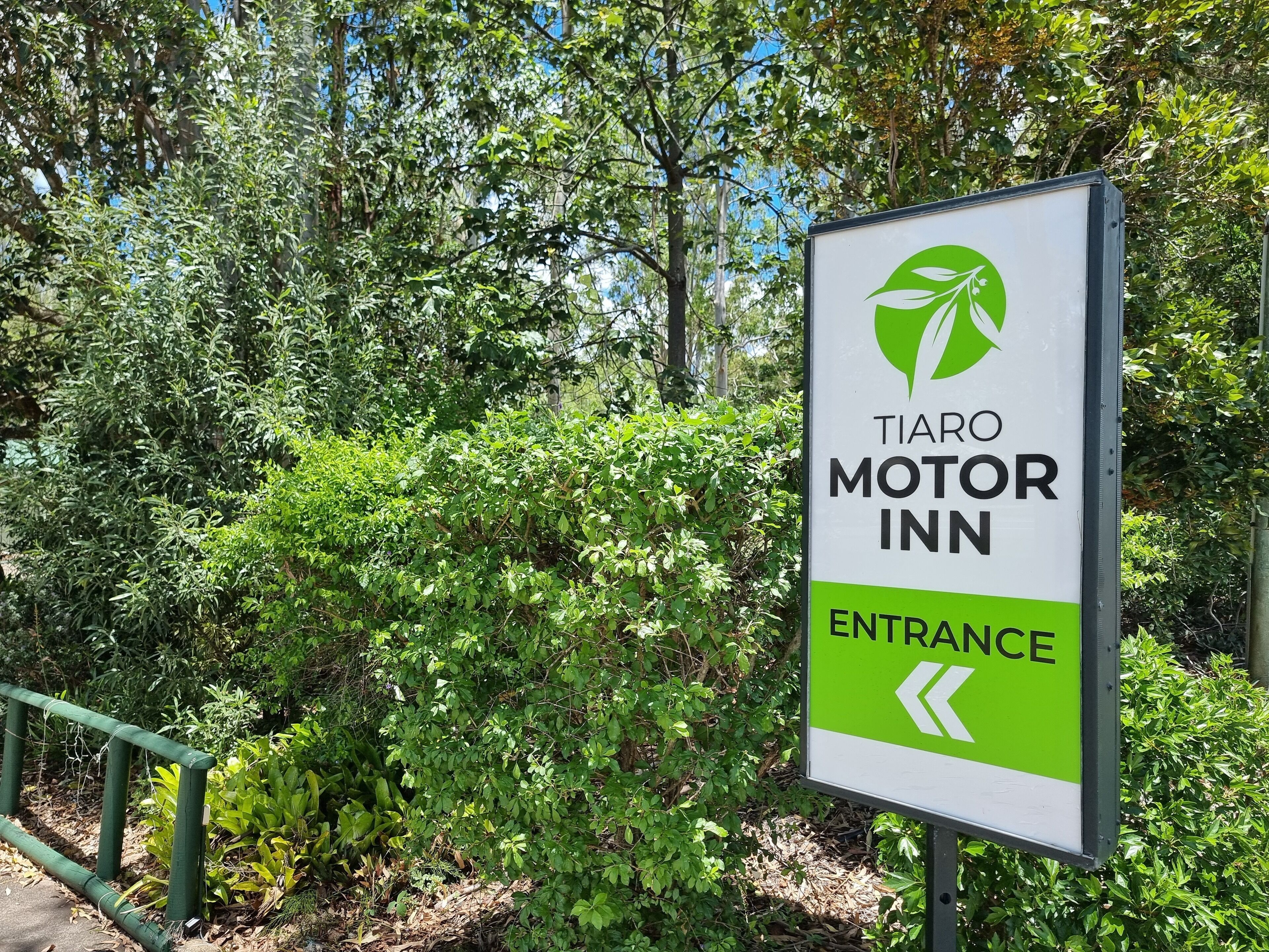 Schild für das Tiaro Motor Inn mit einem Pfeil zur Einfahrt.