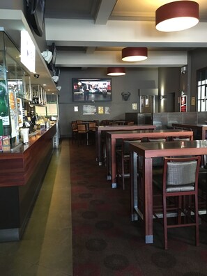 2 bars/lounges