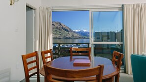 Standard Apartment, 2 Bedrooms, Non Smoking, Kitchen (Unit) | In-room dining