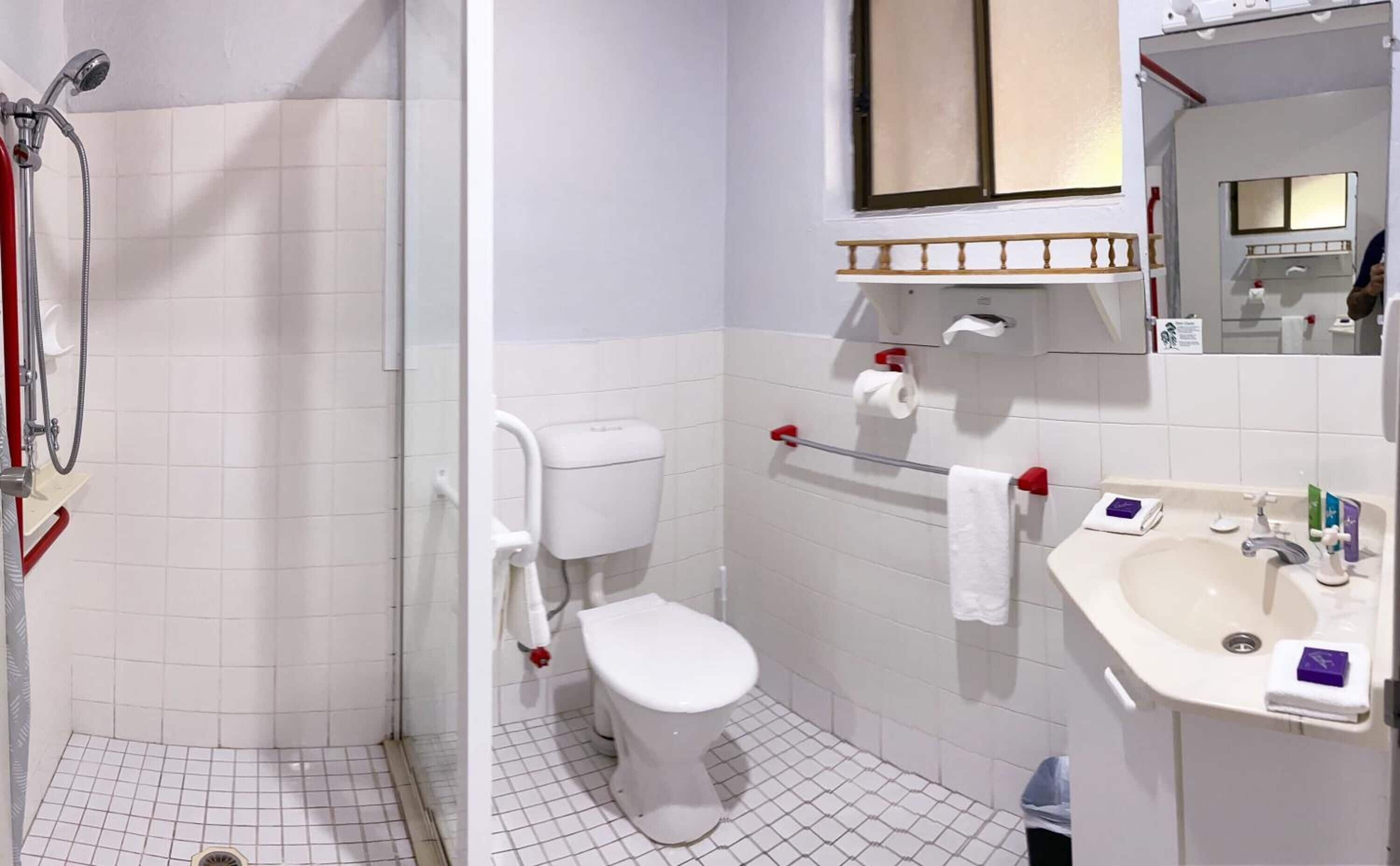 Ducha, artículos de higiene personal gratuitos y secador de pelo