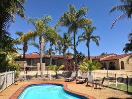 季节性开放的室外游泳池，日光浴躺椅