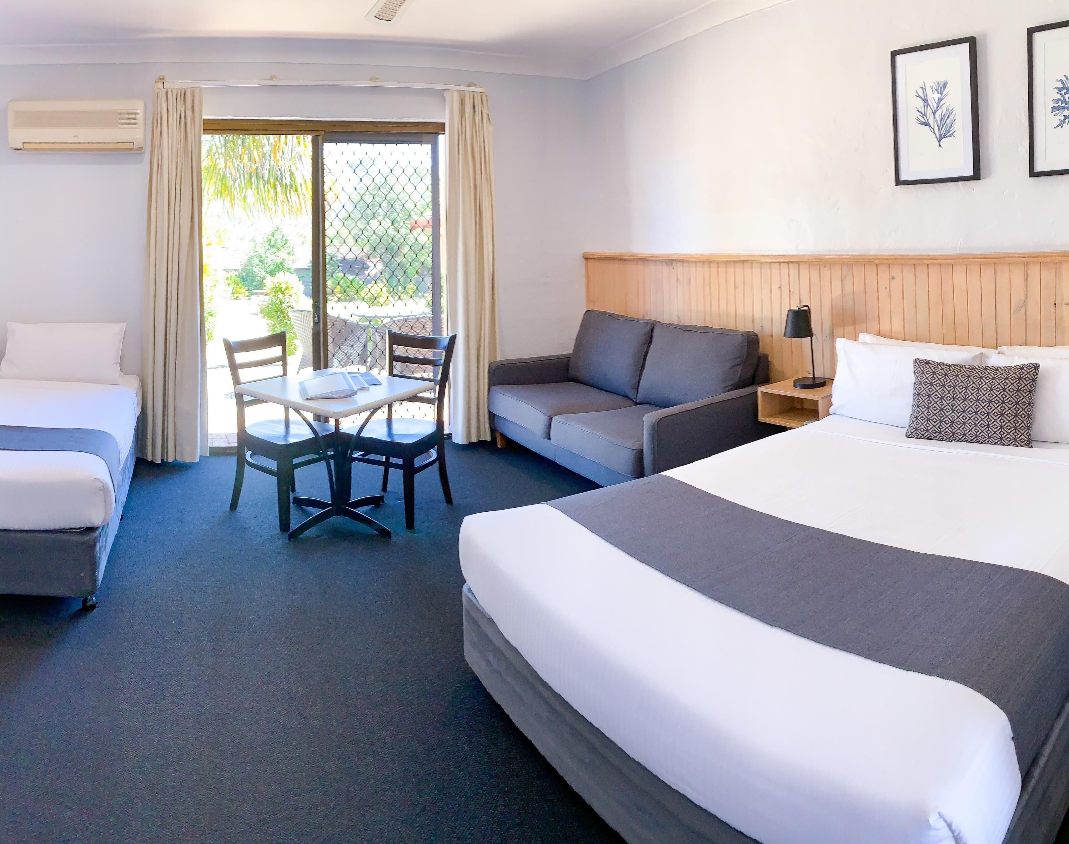 アイロン / アイロン台、WiFi (無料)、ベッドシーツ