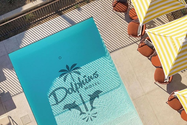 Piscine extérieure, parasols de plage, chaises longues