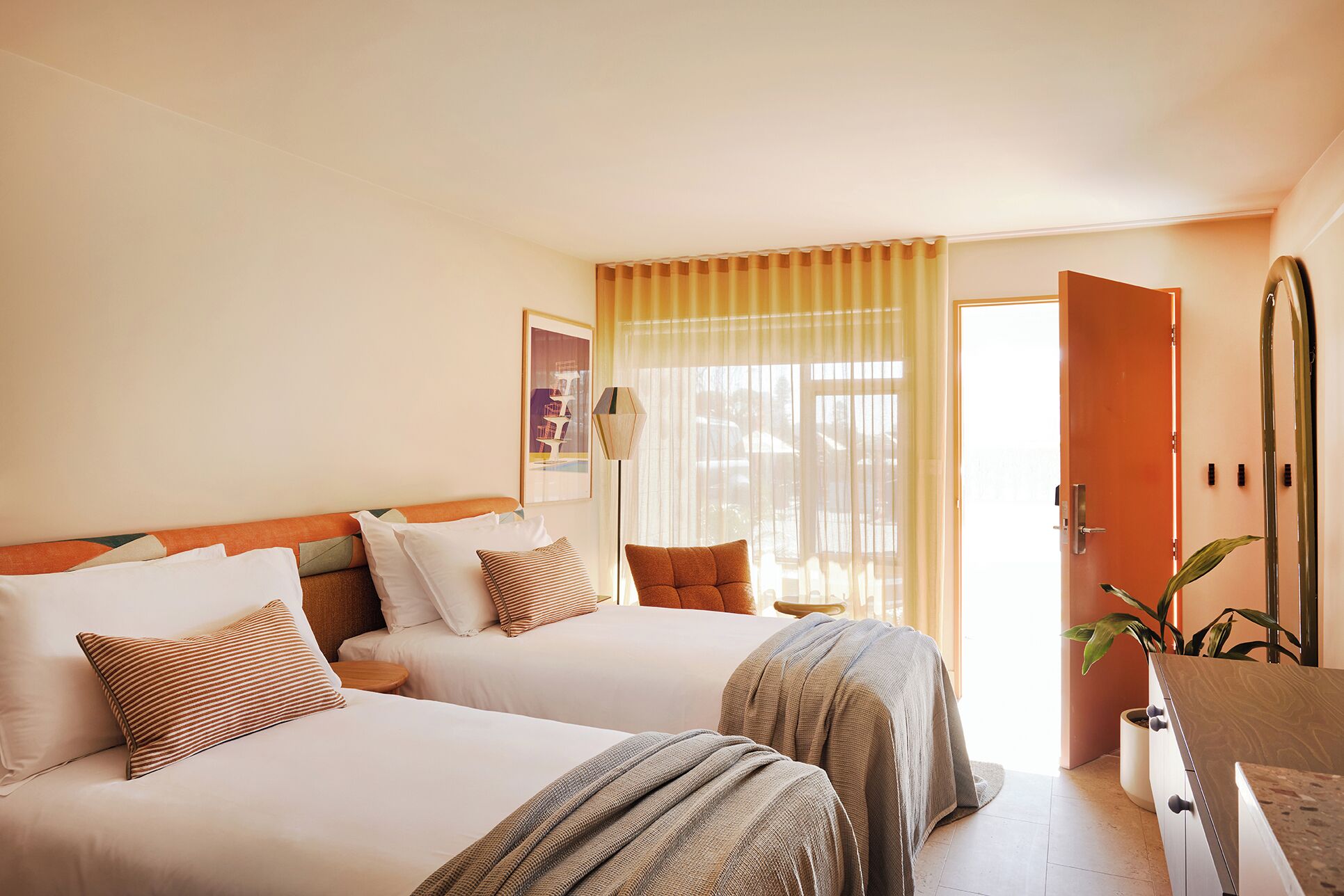 Kahden hengen deluxe-huone (yksi tai kaksi sänkyä) | Ylelliset vuodevaatteet, työpöytä, silitysrauta/-lauta