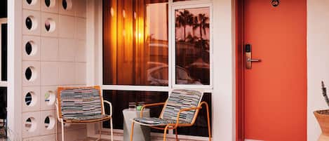 Literie de qualité supérieure, bureau, fer et planche à repasser