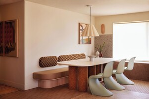 Apartamento Deluxe | Ropa de cama de alta calidad y colchones con acolchado adicional