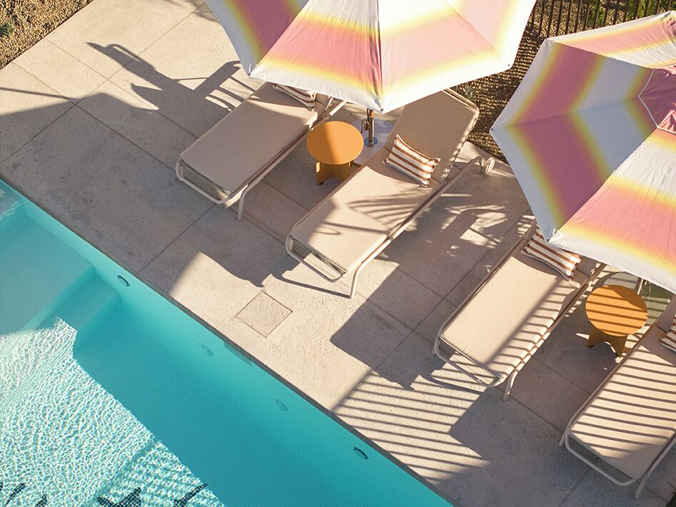 Utendørsbasseng og solsenger