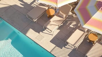 Utendørsbasseng og solsenger