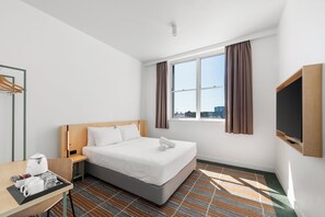 Chambre, salle de bains attenante, vue port (Queen Opera)