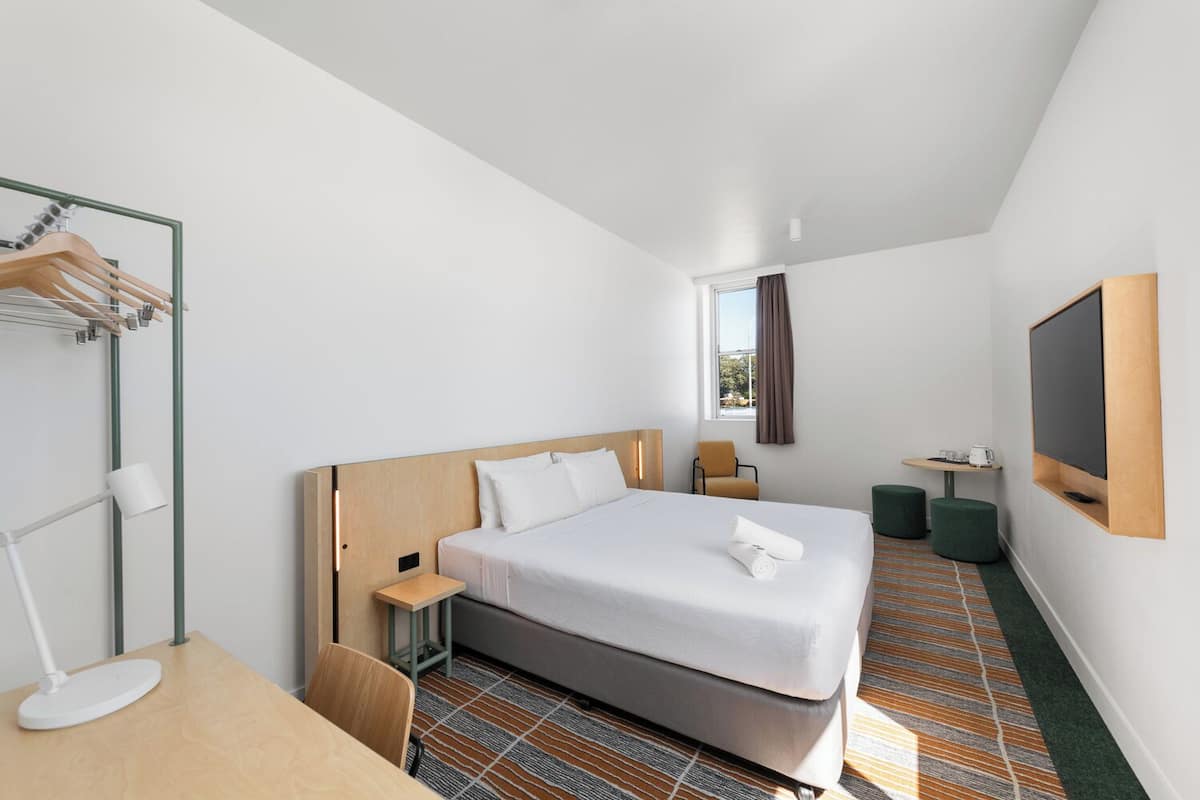 Habitación, baño en la habitación, vista al puerto (King Opera) | 1 habitación, cortinas blackout, wifi gratis y ropa de cama