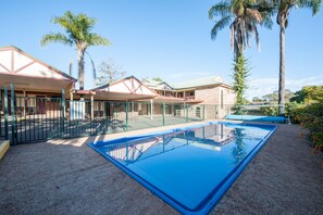 Hồ bơi ngoài trời