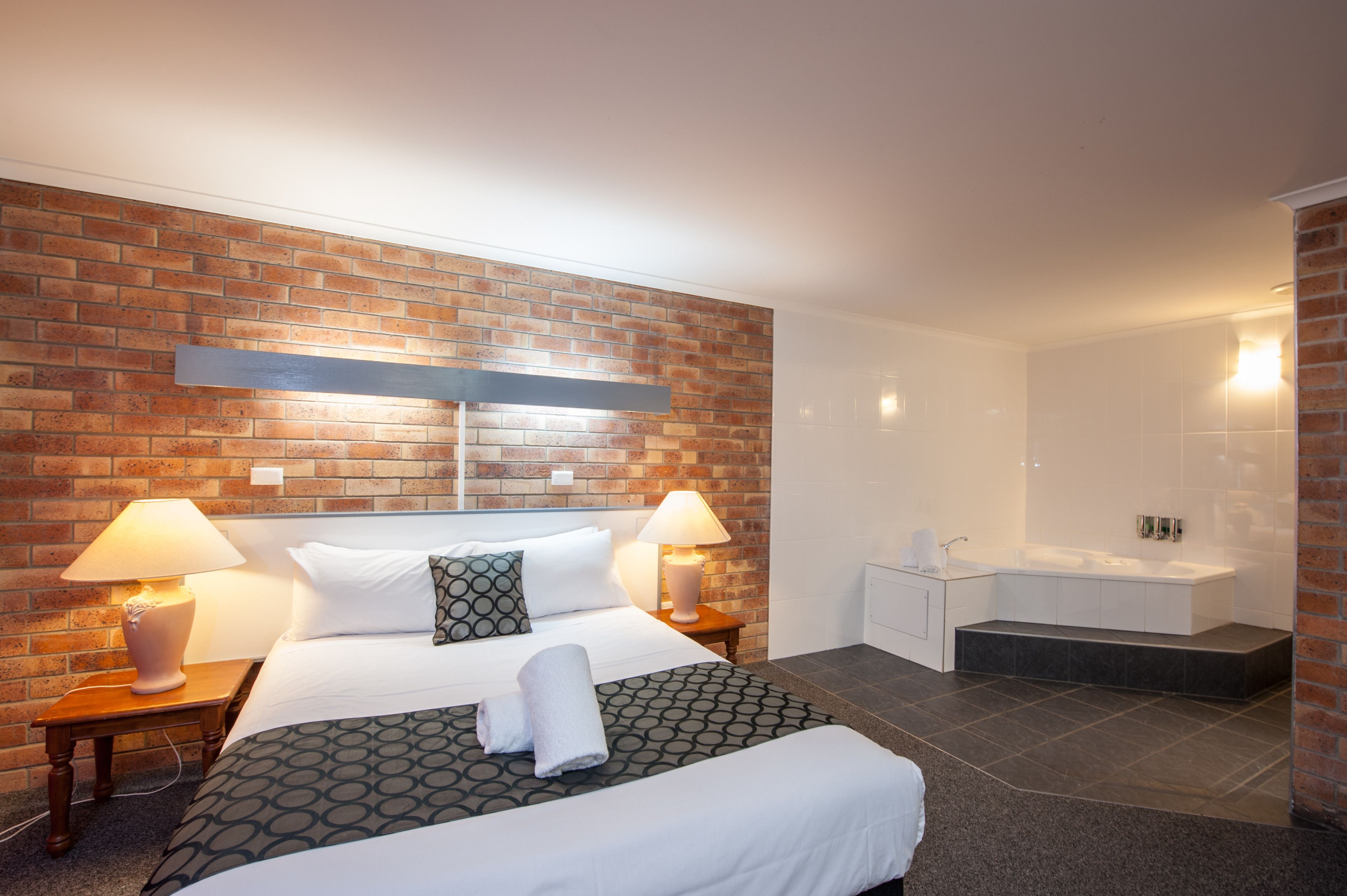 Standaard kamer, niet-roken, bubbelbad (Spa Suite) | Een bureau, geluiddichte muren, een strijkplank/strijkijzer, gratis wifi