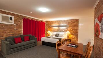 Standard Room, Non Smoking, Jetted Tub (Spa Suite) | Living area