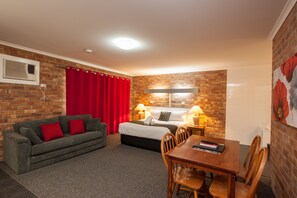 Habitación estándar, no fumadores, bañera de hidromasaje (Spa Suite) | Zona de estar | Una televisión LCD