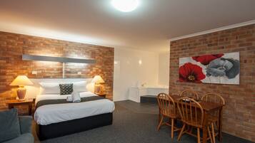 Standard Room, Non Smoking, Jetted Tub (Spa Suite) | Living room