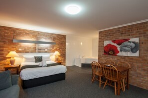 Habitación estándar, no fumadores, bañera de hidromasaje (Spa Suite) | Sala de estar | Una televisión LCD