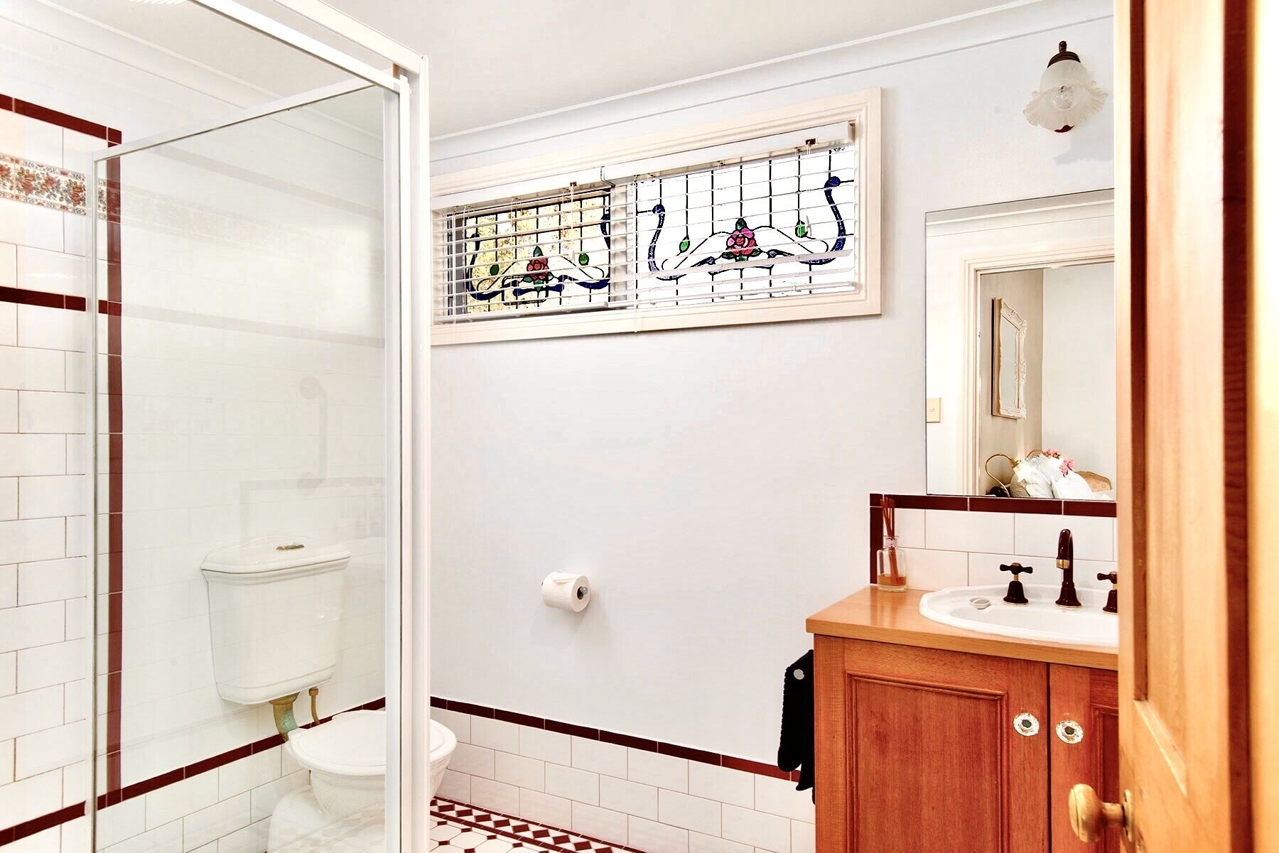 Une salle de bain comprenant des toilettes, un lavabo et un espace douche.