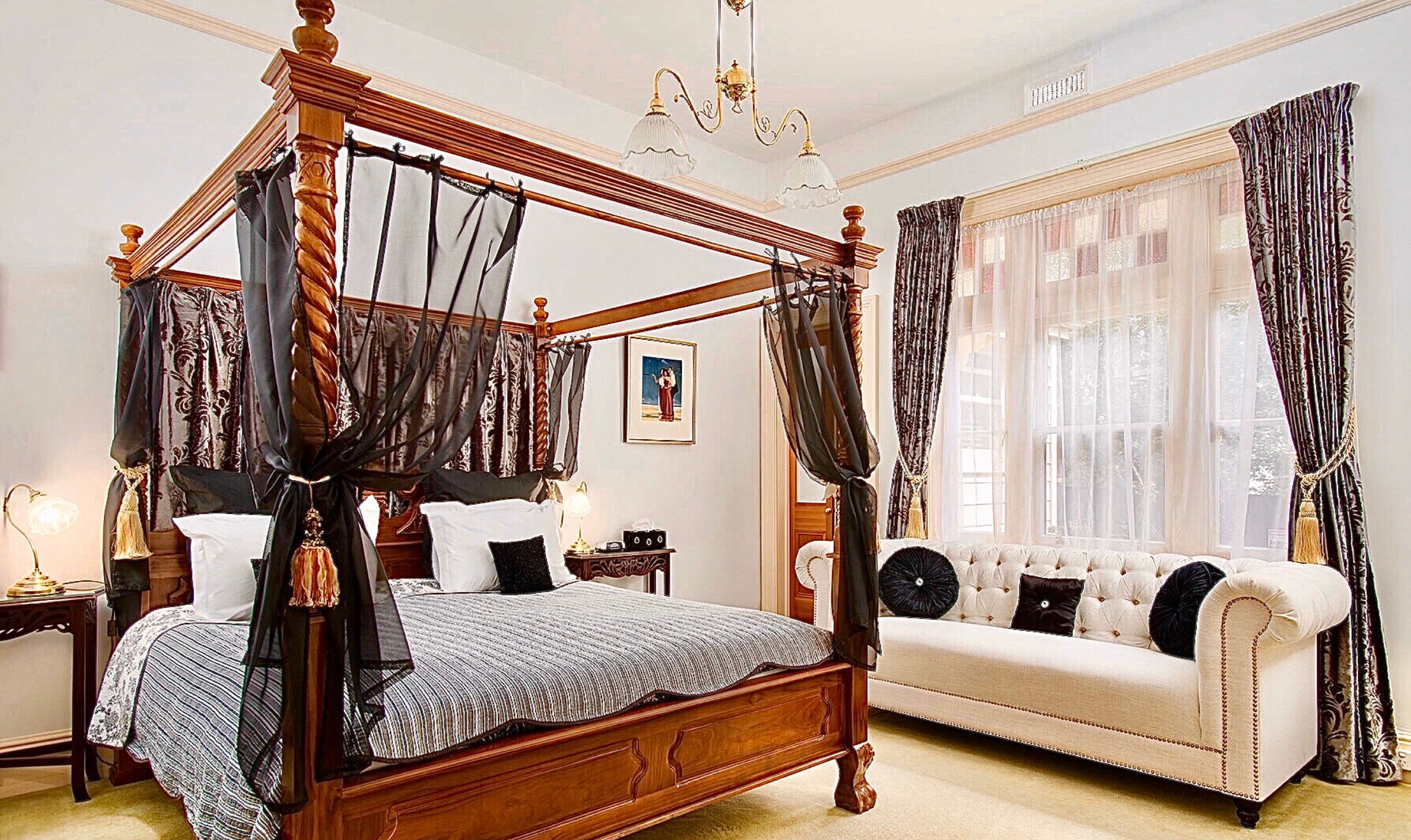 Phòng Deluxe (Newton) | Két bảo mật tại phòng, khu vực làm việc phù hợp cho laptop 