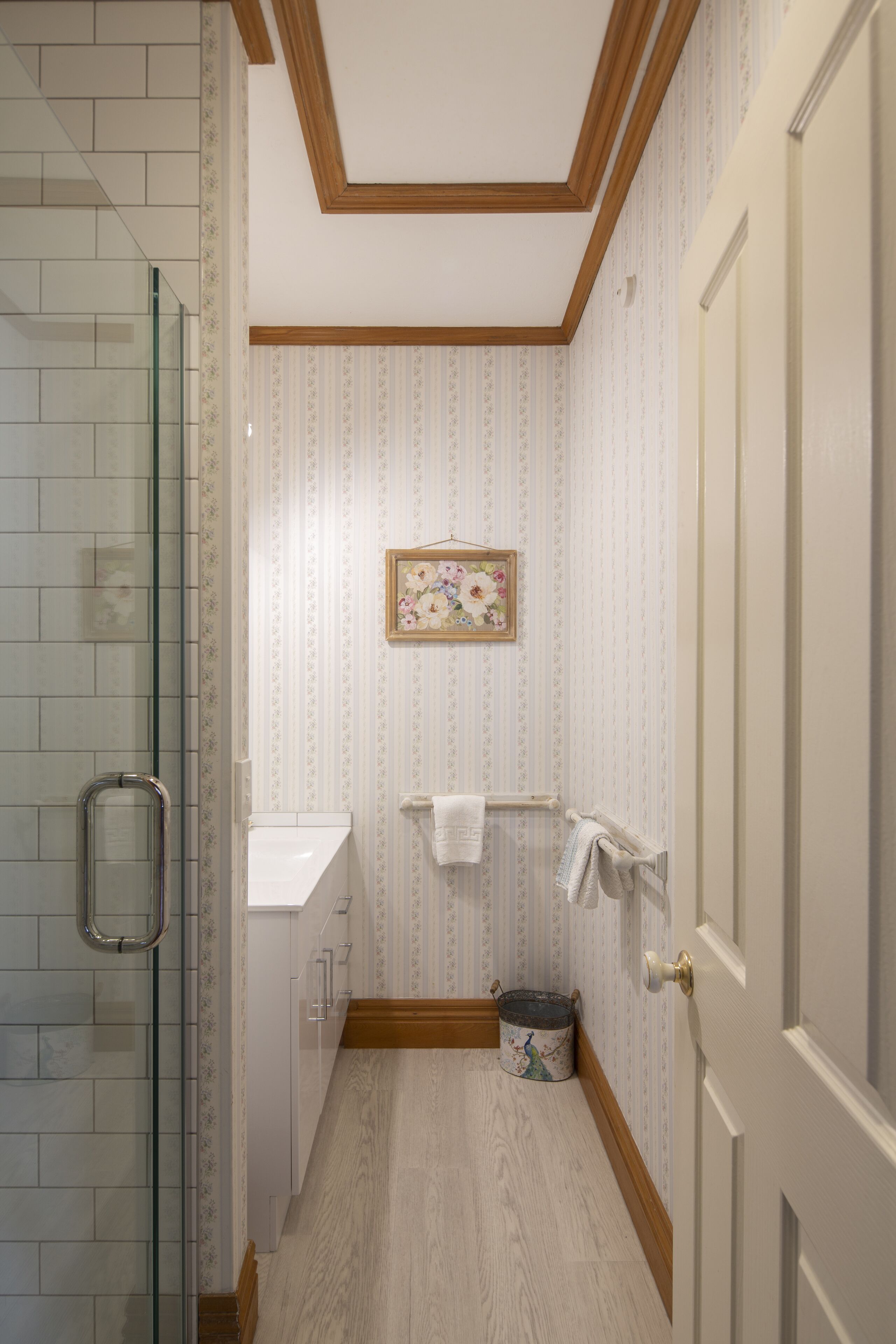 Ein Badezimmer mit Dusche, Waschbecken und Toilette.