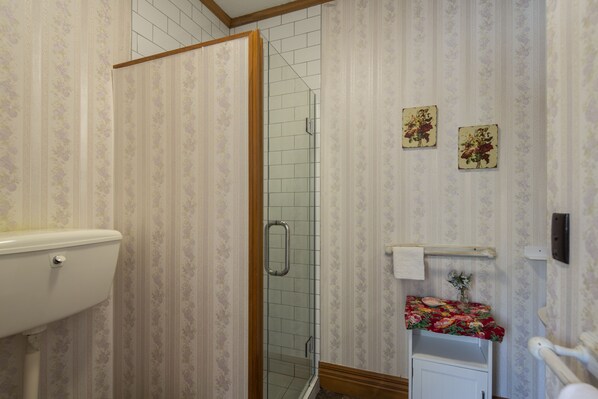 Un baño con ducha, inodoro y lavamanos.