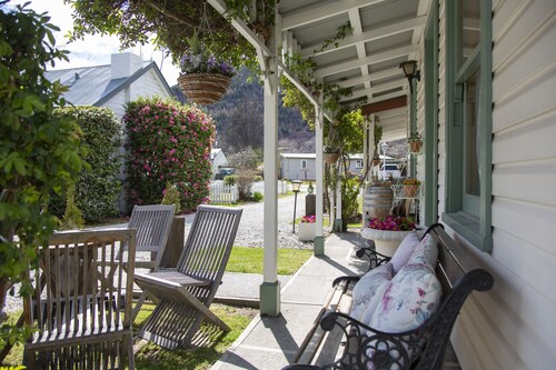 Settlers Cottage Motel