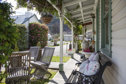 Settlers Cottage Motel