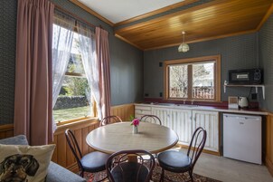 Refrigerador, microondas, placa de cocina, cafetera/tetera