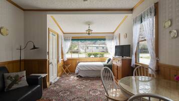 Standard Cottage, 1 Bedroom, Non Smoking, Kitchenette | Living area