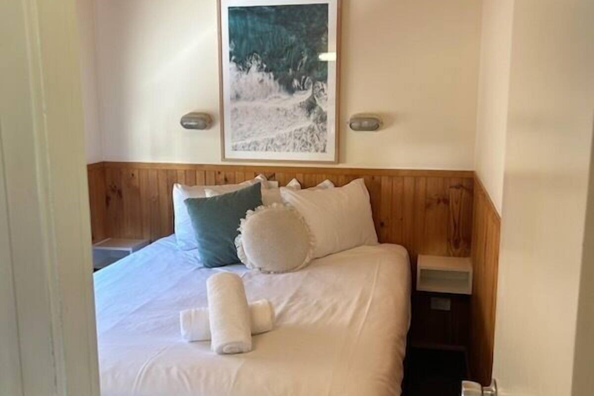 Cabin (Budget) | Màn/rèm cản sáng, bàn ủi/dụng cụ ủi quần áo 