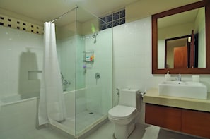 Free toiletries, towels - Taman Ayu Townhouse (Denpasar)