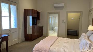 Suite Deluxe, 1 habitación, para no fumadores, balcón | 1 habitación, ropa de cama de alta calidad, minibar y escritorio