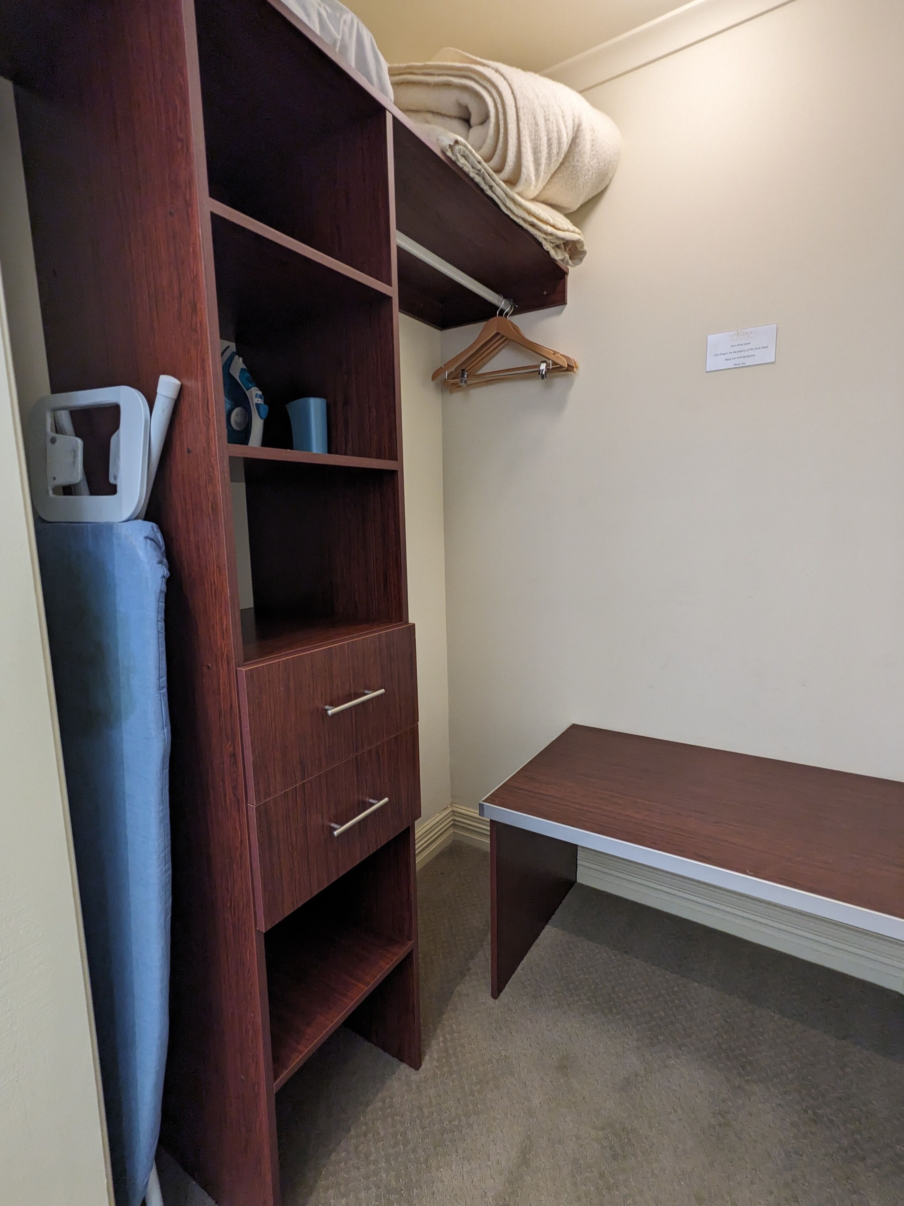 executive suite | premium bedding, minibar, desk, laptop workspace