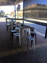 Se sirven desayunos y almuerzos, restaurante con mesas al aire libre 