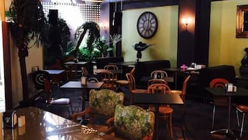 2 bars/lounges