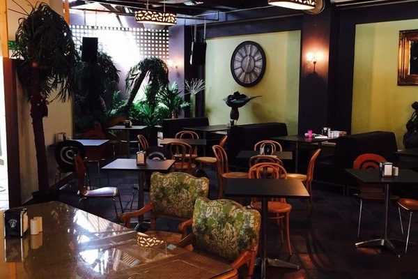 2 bars/lounges