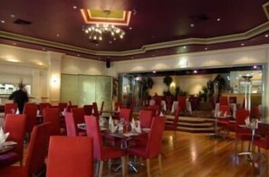 Se sirven desayunos, almuerzos y cenas (con mesas al aire libre) 