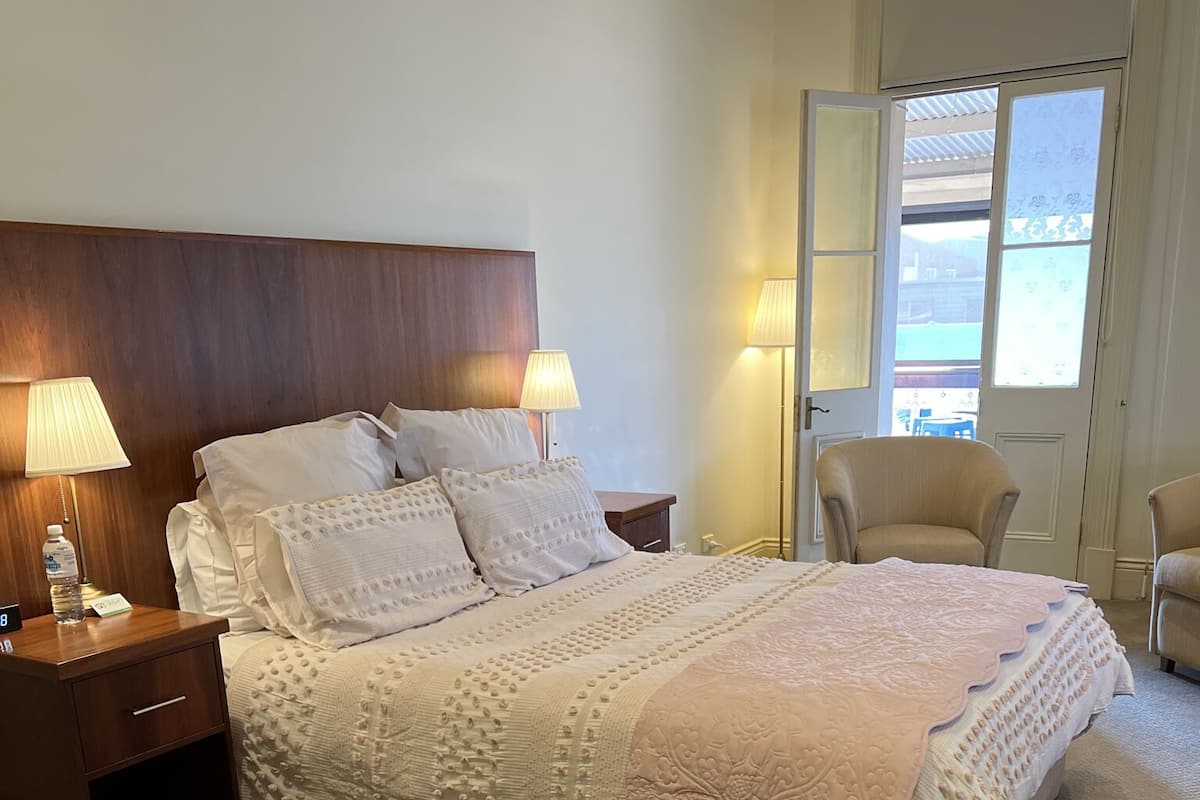 Deluxe suite, 1 slaapkamer, niet-roken, balkon | 1 slaapkamer, luxe beddengoed, een minibar, een bureau