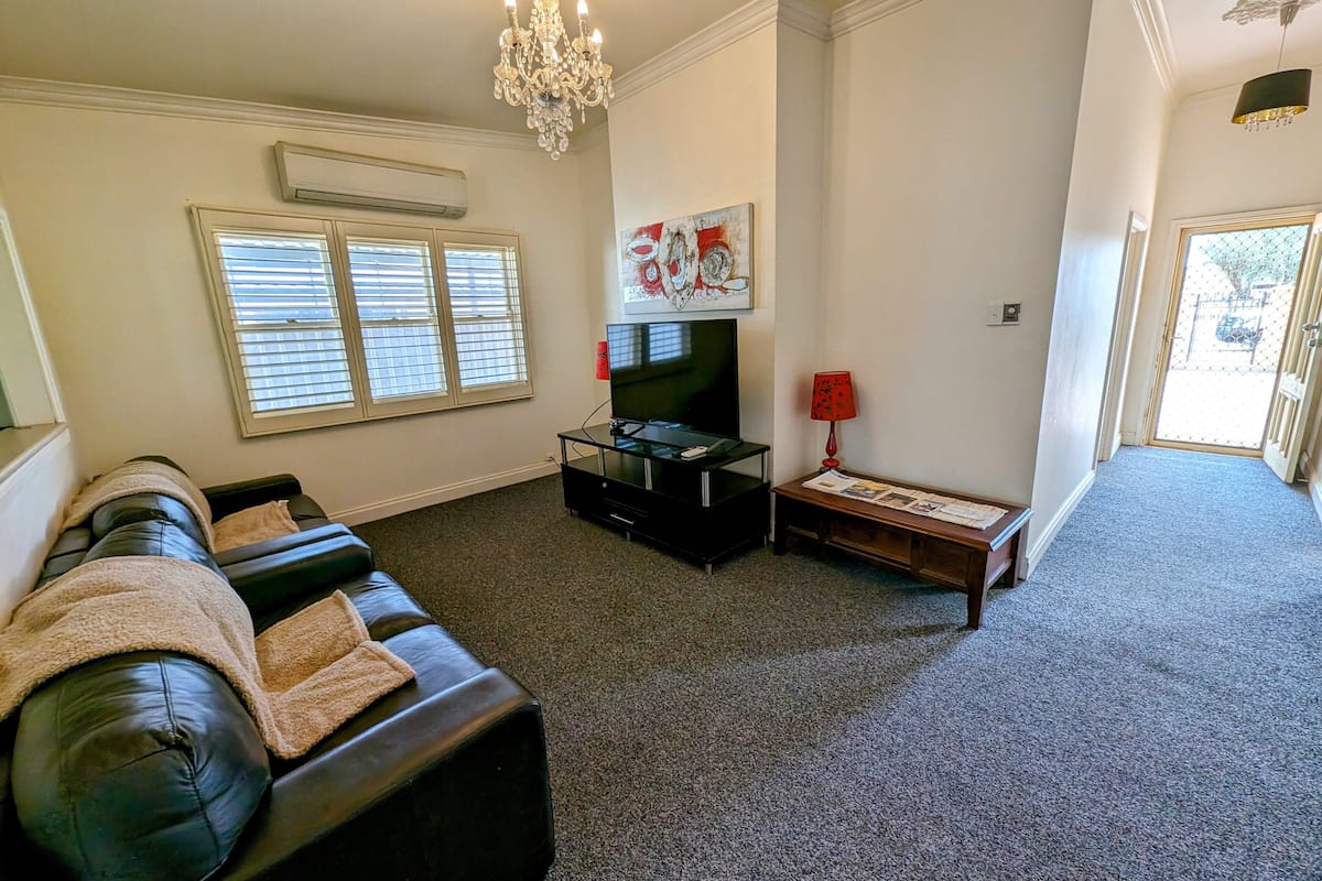 family cottage @ chapel street (4 km), 2 bedrooms  | living room | plasma tv