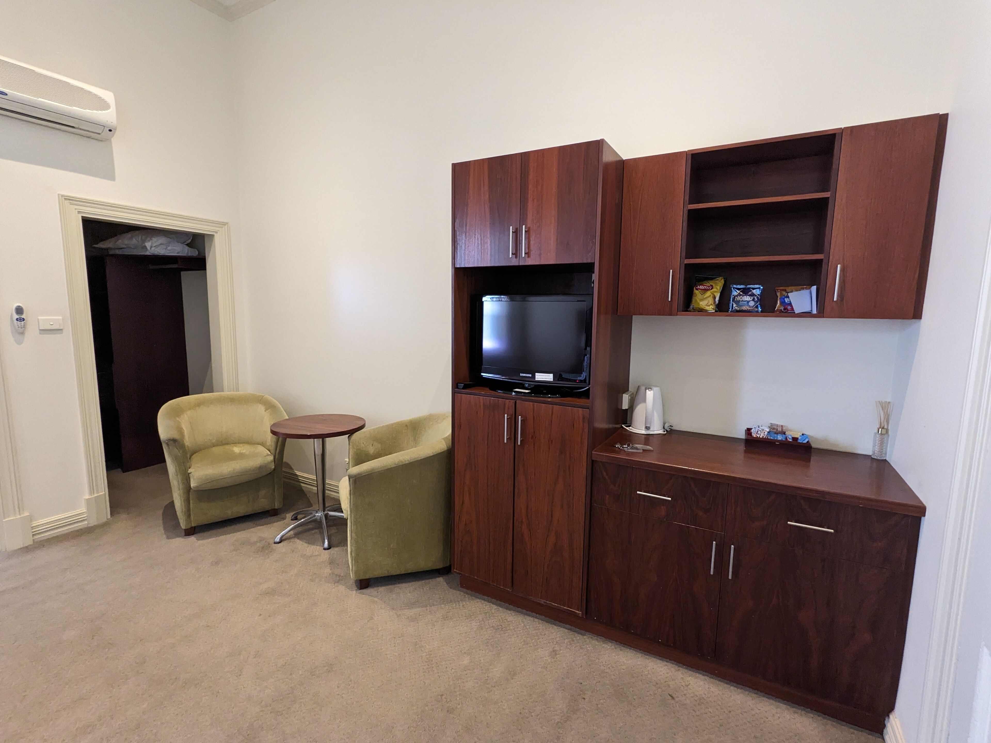 executive suite | premium bedding, minibar, desk, laptop workspace