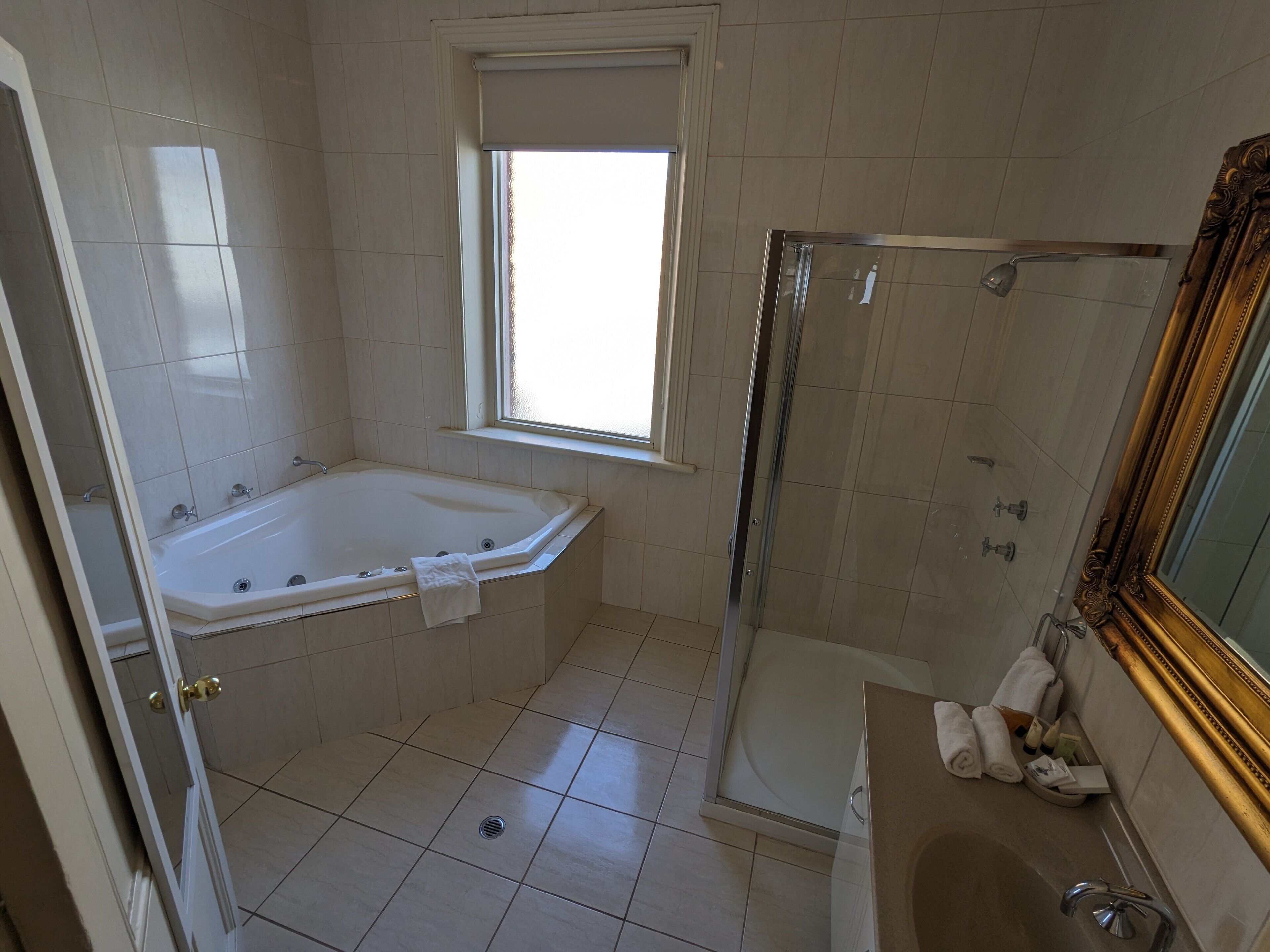 Un baño con bañera, ducha e inodoro.