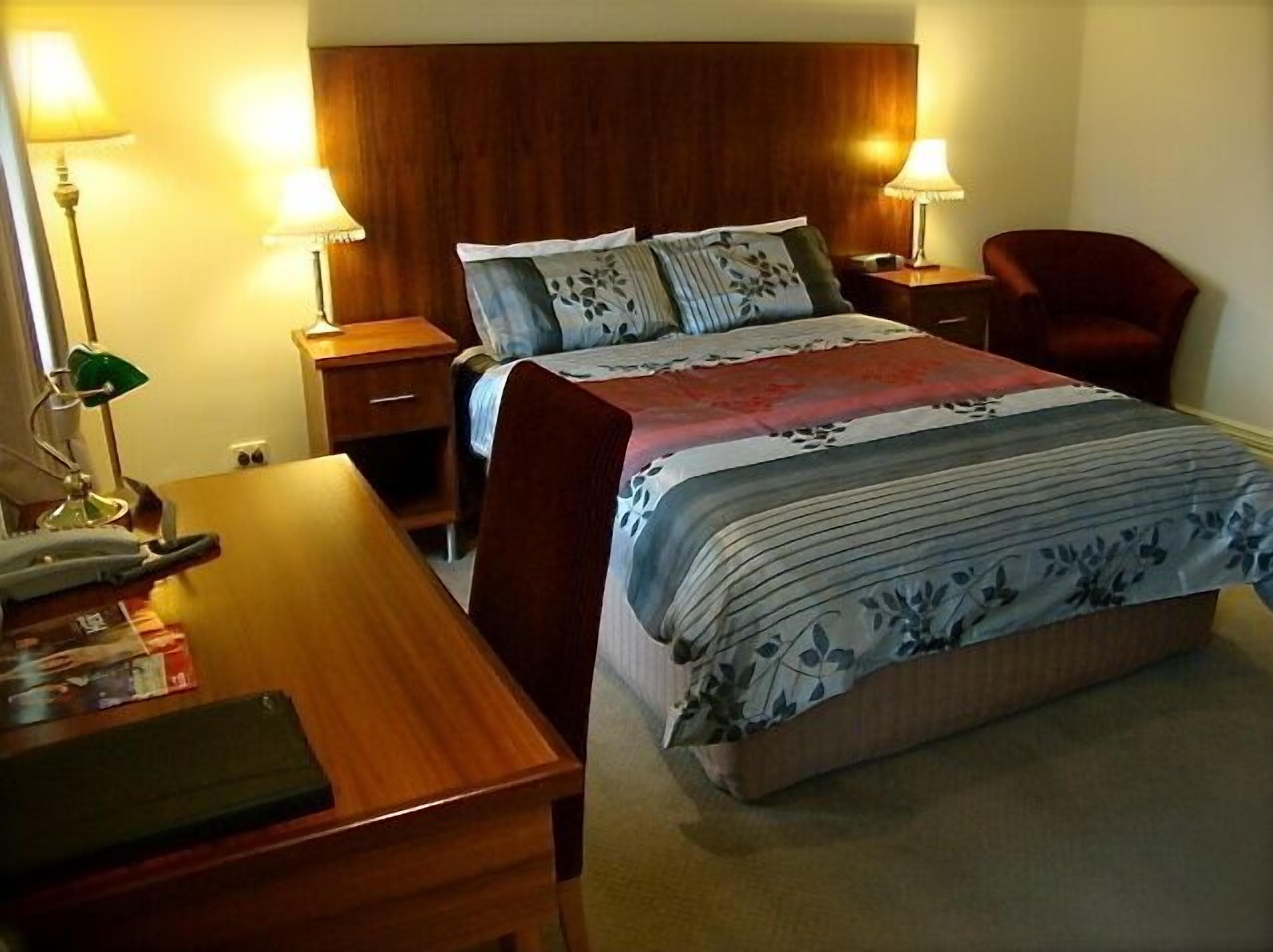 executive suite | premium bedding, minibar, desk, laptop workspace