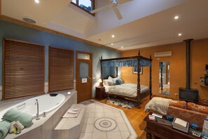 Deluxe studio, niet-roken, keuken (Ellas Cottage) | Woonruimte | Een 42-inch flatscreentelevisie met digitale zenders en ledtelevisie