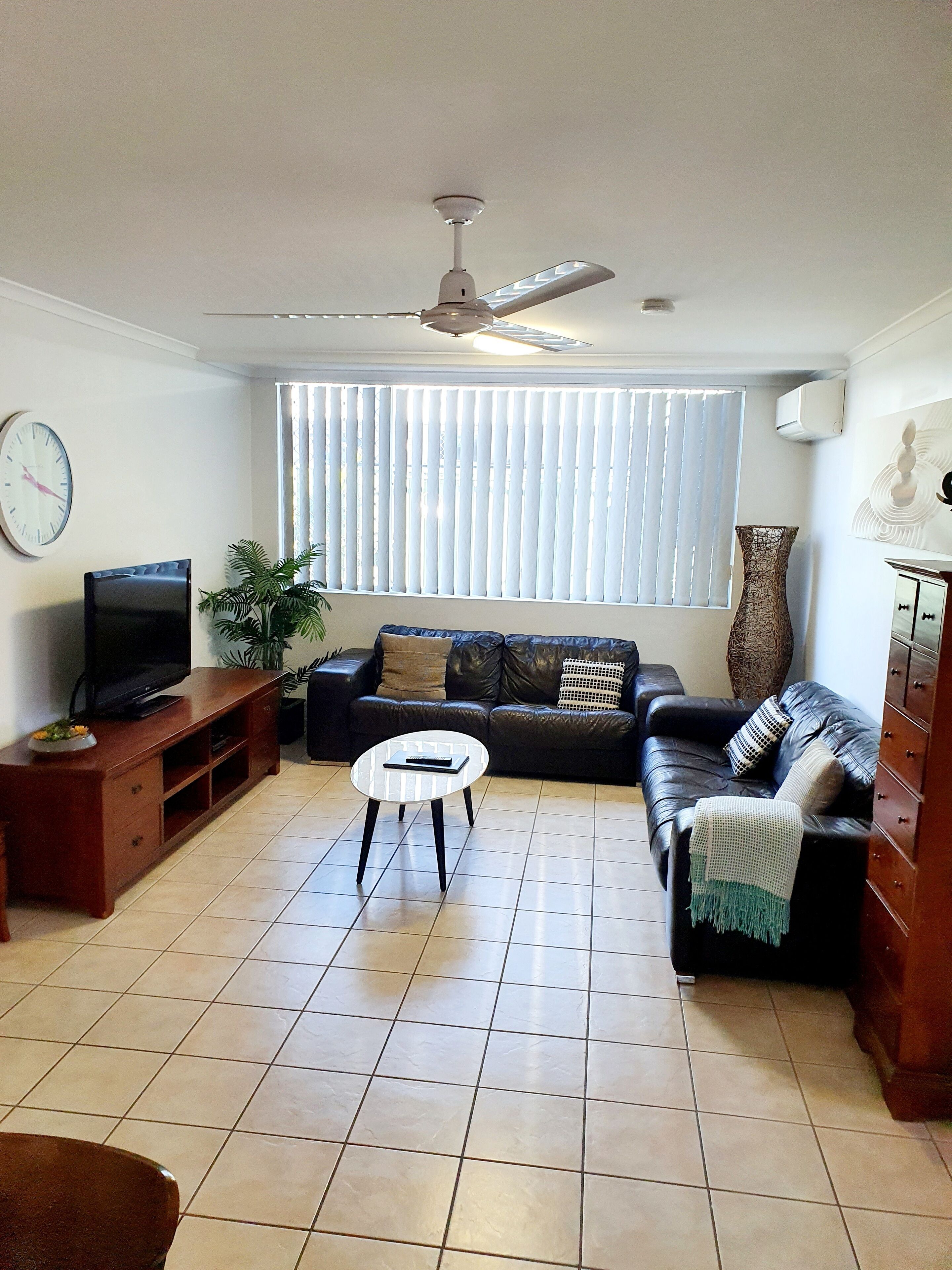 40-英寸纯平电视（配备数码频道）、电视、DVD 播放器