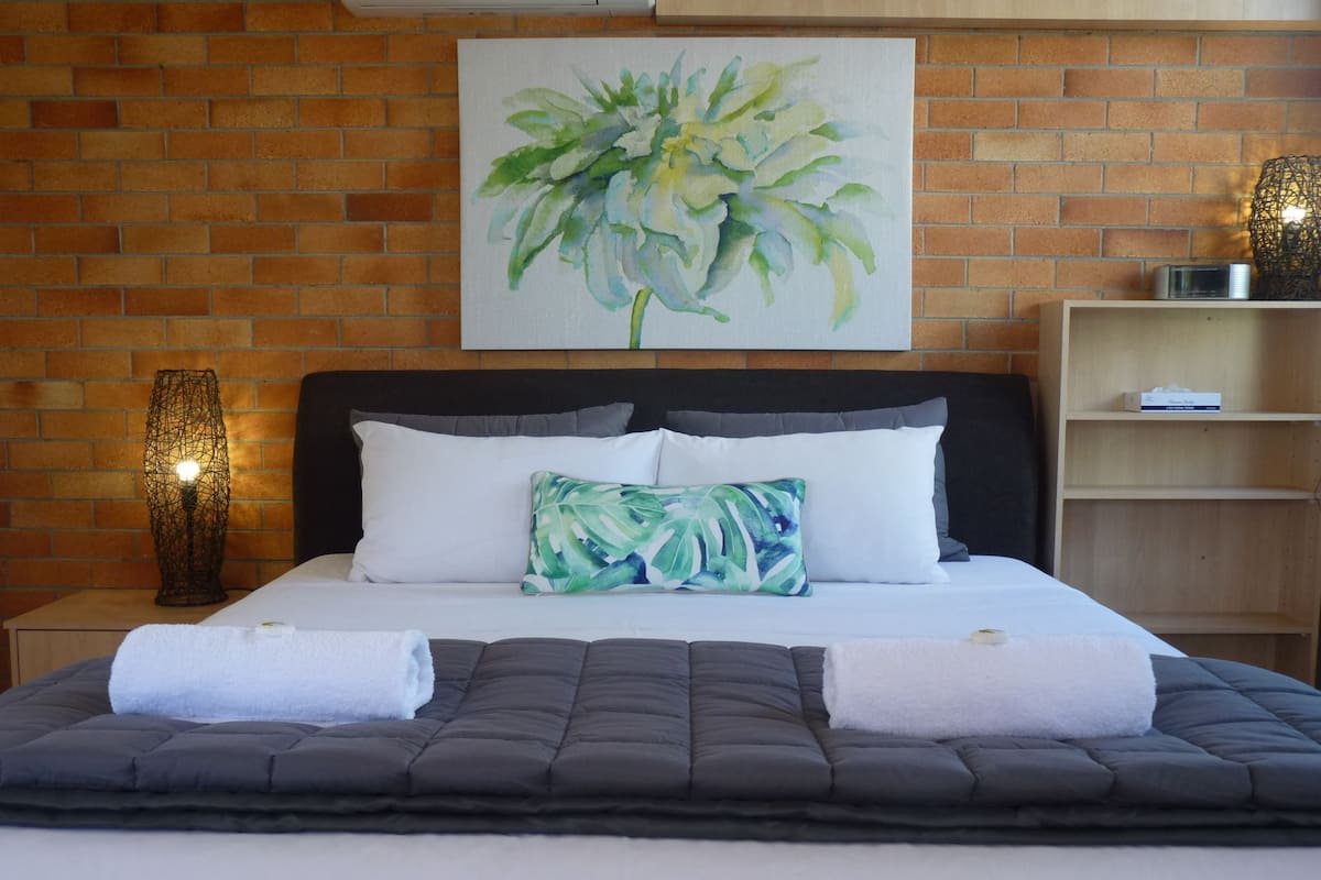 1 habitación, ropa de cama de alta calidad y escritorio