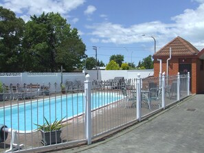 Una piscina al aire libre