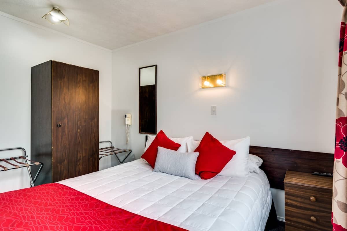 Two Bedroom Unit | Desk, WiFi (free), bed sheets