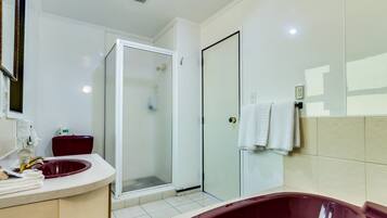 Executive Studio with Spa bath | Bathroom | Free toiletries, hair dryer, towels