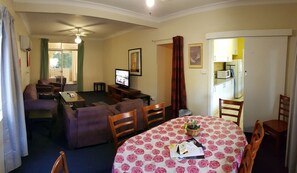 Apartment, 3 Bedrooms | In-room safe, iron/ironing board, cribs/infant beds, bed sheets - Amber Court Motel, Coonabarabran (Coonabarabran)