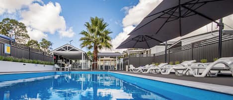 Una piscina al aire libre, una piscina climatizada