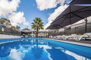 Utomhuspool och uppvärmd pool
